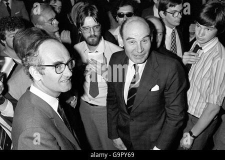 Unter den Massen vor der Downing Street 10, Verteidigungsminister John Nott (links) mit dem Chef des Verteidigungsstabs, Admiral der Flotte, Sir Terence Lewin. Downing Street gab bekannt, dass die argentinischen Streitkräfte in Ost- und West-Falklands am 14. Juni um 21 Uhr Ortszeit kapitulierten. Stockfoto