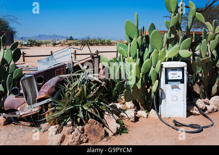 Eine verlassene Tankstelle und altes Auto in Solitaire, Namibia Stockfoto