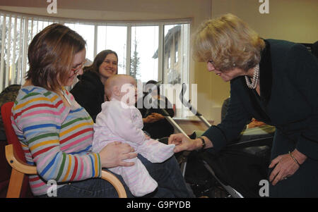 Die Herzogin von Cornwall (rechts) trifft Helen Mathewson und ihre 4 Monate alte Tochter Isabel bei einem Besuch im neuen Hathaway Medical Center in Chippenham, Wiltshire. Stockfoto