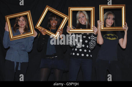 Mitglieder von All Saints (von links nach rechts), Melanie Blatt, Shaznay Lewis, Nicole Appleton und Natalie Appleton halten Bilderrahmen in einem Studio im Norden Londons, um Cancer Research UK's Sound and Vision 2007 zu beleuchten. Stockfoto