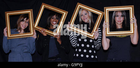 Mitglieder von All Saints (von links nach rechts), Melanie Blatt, Shaznay Lewis, Nicole Appleton und Natalie Appleton halten Bilderrahmen in einem Studio im Norden Londons, um Cancer Research UK's Sound and Vision 2007 zu beleuchten. Stockfoto