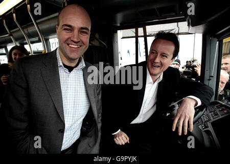 Der Vorsitzende der Konservativen Partei David Cameron testet mit Schwedens Premierminister Fredrik Reinfeldt einen neuen Scania-Bus vor der Scania-Fabrik in Schweden. Stockfoto