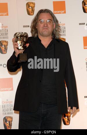 Der Regisseur von United 93, Paul Greengrass, erhielt den David Lean Award for Achievement in Direction bei den Orange British Academy Film Awards (BAFTAs) 2007 im Royal Opera House in Covent Garden im Zentrum von London. Stockfoto