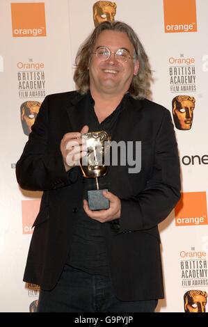 Der Regisseur von United 93, Paul Greengrass, erhielt den David Lean Award for Achievement in Direction bei den Orange British Academy Film Awards (BAFTAs) 2007 im Royal Opera House in Covent Garden im Zentrum von London. Stockfoto