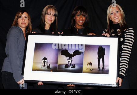 Mitglieder von All Saints (von links nach rechts), wie etwa Melie Blatt, Natalie Appleton, Shaznay Lewis und Nicole Appleton, halten in einem Studio im Norden Londons ein Bild von Pete Doherty von James Dimmock, um Cancer Research UK's Sound and Vision 2007 zu zeigen. Stockfoto