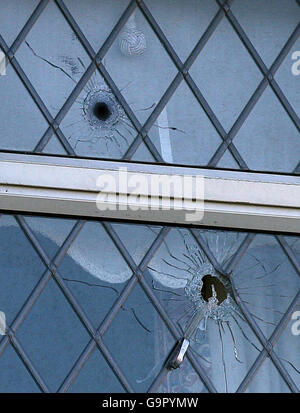Einschusslöcher im Fenster eines Hauses in Ballymun, im Norden Dublins. Gestern Abend wurden zwei Schüsse auf das leere Haus abgefeuert. Stockfoto