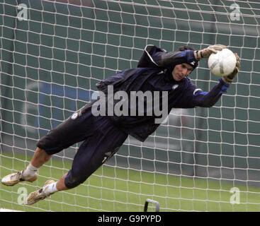 Fußball - Chelsea Training - Cobham. Chelsea-Torwart Petr Cech in Aktion während einer Trainingseinheit auf dem Cobham Trainingsgelände in Surrey. Stockfoto