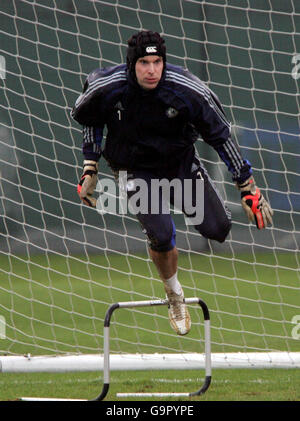 Chelsea-Torwart Petr Cech in Aktion während einer Trainingseinheit auf dem Cobham Trainingsgelände in Surrey. Stockfoto