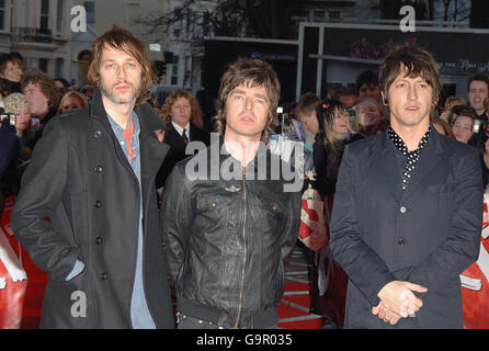 (Von links nach rechts) Andy Bell, Noel Gallagher und Gem Archer aus Oasis kommen für die Brit Awards 2007 im Earls Court Exhibition Centre im Zentrum von London an. Stockfoto