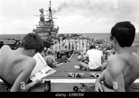 Falkland-Krieg - Entspannung an Bord der HMS Hermes Stockfoto