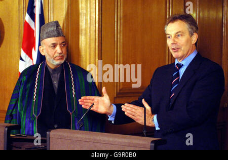 Der Premierminister Tony Blair (rechts) spricht während einer Pressekonferenz mit dem afghanischen Präsidenten Hamid Karzai in der Downing Street Nr. 10. Stockfoto