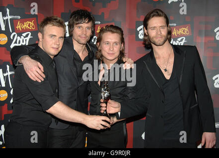 Nehmen Sie, dass die Auszeichnung für die beste britische Single erhalten, während der Brit Awards 2007 im Earls Court Exhibition Centre im Zentrum von London. Stockfoto