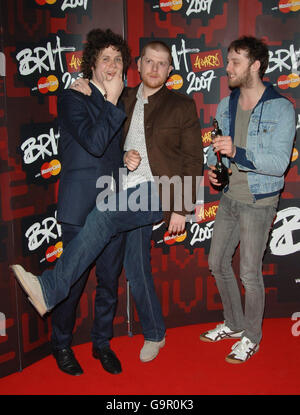 Die Fratellis erhalten den Preis für den besten britischen Durchbruch im Rahmen der Brit Awards 2007 im Earls Court Exhibition Centre im Zentrum von London. Stockfoto