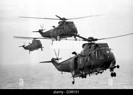 Seegang-Hubschrauber von der HMS Hermes fliegen in Formation während eines Übungsaufbaus vom Schiff, als sie sich nach der argentinischen Invasion in Richtung Süden mit der britischen Marine-Task Force auf die Falklandinseln aufmacht. Stockfoto