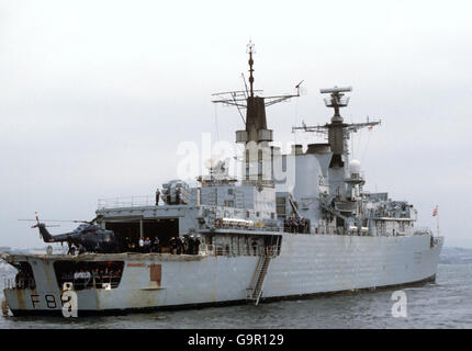 Typ 22 Frigate HMS Broadsword, der nach der Rückkehr aus dem Dienst bei der Falklands Task Force in ihrem Heimathafen Devonport ankommt. Stockfoto