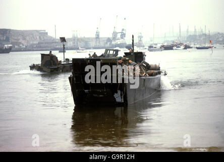 Ein Landungsschiff mit Truppen von 29 Royal Artillery Commando an Bord, landet in Plymouth, als es aus dem Falkland-Konflikt an Bord von HMS Intrepid zurückkehrt. Stockfoto