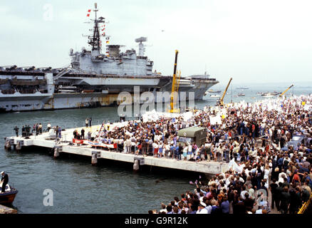 Das Flaggschiff der Falklands Task Force HMS Hermes legt bei ihrer Rückkehr vom Südatlantik in Portsmouth an. Stockfoto