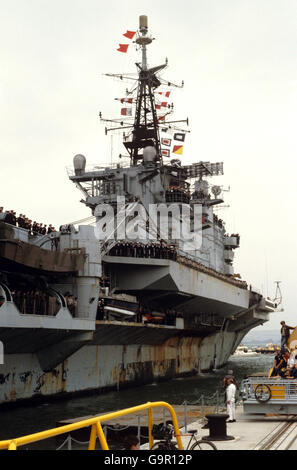 Das Flaggschiff der Falklands Task Force, HMS Hermes, wird bei ihrer Rückkehr aus dem Atlantik in Portsmouth an der Seite geführt. Stockfoto