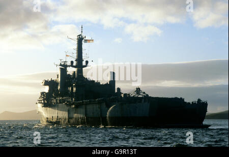 Sturmschiff HMS Fearless wird als Dämmerung nach San Carlos Wasser kommt, nachdem der Brückenkopf von der britischen Task Force Falklands auf Ost-Falkland im Südatlantik eingerichtet wurde. Stockfoto