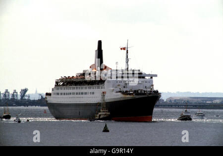 Umgeben von Schleppern segelt die QE2 heute Southampton Water hoch, mit Überlebenden von HMS Coventry, Ardent und Antelope nach ihrem Detzen zu den Falkland Islands als Truppentransporter. Stockfoto