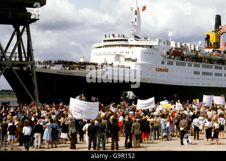 Falkland-Krieg - QE2 Renditen von Falkland Stockfoto