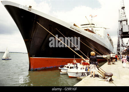 Der Cunard-Liner QE2 nach dem Andocken in Southampton mit Überlebenden von HMS Ardent, Coventry und Antelope, nachdem sie als Truppentransporter in die Falklands im Südatlantik gestritten hatte. Stockfoto