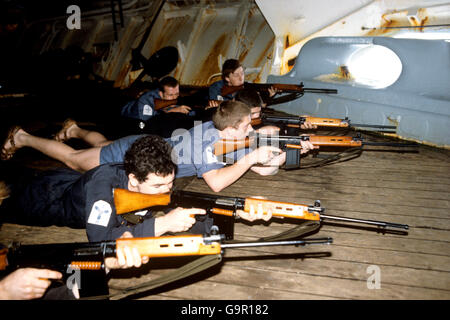 Mitglieder der Reederei HMS Hermes, die sich für die Blue Berets, die Kampftruppe des Frachtführers, begibt, bohren mit 7.62 SLR, während der Frachtführer mit der britischen Task Force patrouilliert, jetzt in der Falklands-Ausschlusszone. Die Blauen Berets versorgen die Royal Marines, falls sie an Land gehen. Stockfoto