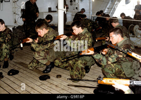 Mitglieder der Reederei HMS Hermes, die sich für die Blue Berets, die Kampftruppe des Frachtführers, begibt, bohren mit 7.62 SLR, während der Frachtführer mit der britischen Task Force patrouilliert, jetzt in der Falklands-Ausschlusszone. Die Blauen Berets versorgen die Royal Marines, falls sie an Land gehen. Stockfoto