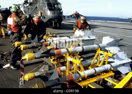 Munitionsmaterial wird auf der HMS Hermes transportiert, während der Träger mit der britischen Task Force in den Falklands segelt. Stockfoto