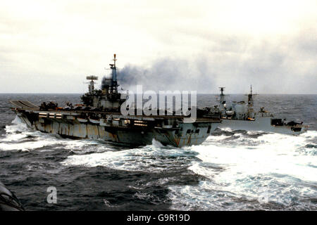 HMS Hermes und HMS Broadskword, eine Fregatte vom Typ 22, die mit Meereswolfraketen ausgestattet ist, sind bei starkem Wetter im Südatlantik Teil der britischen Task Force in der Falklands Exclusion Zone. Stockfoto