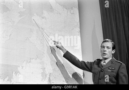 Royal Marine LT Col Tim Donkin, ein Mitarbeiter des Kommandanten und Chef der Flotte bei Northwood, zeigt auf die Stelle auf East Falkland, wo britische Truppen landeten. Stockfoto