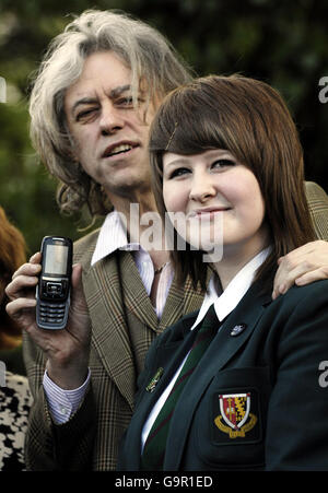 Sir Bob Geldof und der 15-jährige Rachael Cahill von der St. Mungos High School fördern ein neues Warnsystem für Wahrheitswarnungen in Falkirk. Stockfoto