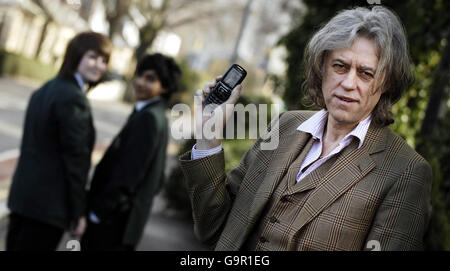 Sir Bob Geldof und St. Mungos High School Schüler Rachael Cahill, 15 und Saqif Mustafa, 15, fördern ein neues Wahrheitswarnungssystem für Textnachrichten in Falkirk. Stockfoto