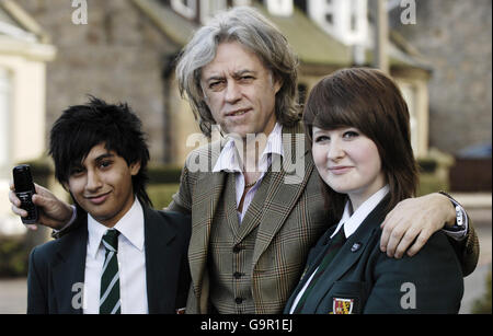 Sir Bob Geldof und St. Mungos High School Schüler Rachael Cahill, 15 und Saqif Mustafa, 15, fördern ein neues Wahrheitswarnungssystem für Textnachrichten in Falkirk. Stockfoto