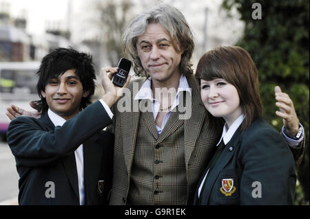 Sir Bob Geldof und St. Mungos High School Schüler Rachael Cahill, 15 und Saqif Mustafa, 15, fördern ein neues Wahrheitswarnungssystem für Textnachrichten in Falkirk. Stockfoto