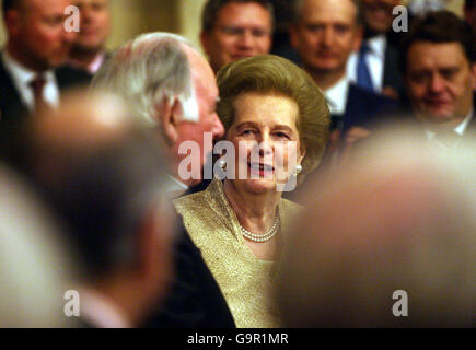 Die ehemalige britische Premierministerin Baroness Margaret Thatcher (Mitte) ist bei der Enthüllung einer Bronzestatue ihrer selbst (nicht abgebildet) im Inneren des Palastes von Westminster, London zu sehen. Stockfoto