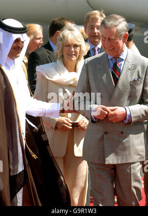 Der Prinz von Wales geht mit Sheikh Hamad bin Suhaim (links), dem Staatsminister für Familienangelegenheiten, mit der Herzogin von Cornwall hinter ihnen, nachdem er heute Morgen im Golfstaat Katar angekommen ist. Stockfoto