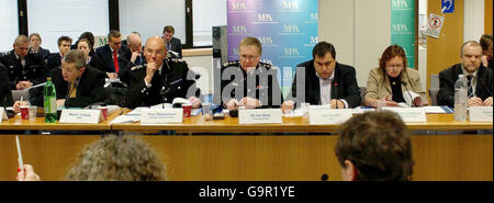 Sir Ian Blair, Kommissar der Metropolitan Police (Mitte), nimmt an einem Treffen der Metropolitan Police Authority in den MPA-Büros in London Teil, wo sie davor warnten, dass eine umstrittene Anti-Terrorismus-Macht, die es der Polizei erlaubt, willkürlich Menschen zu stoppen und zu durchsuchen, dem öffentlichen Vertrauen in ihre Arbeit „unersätlichen Schaden“ zufügt. Stockfoto