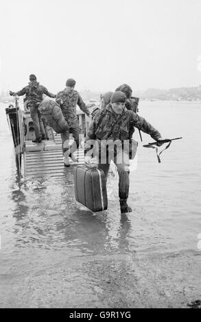 An Land von einem Landungsschiff in RAF Mountbatten, Plymouth, Truppen von 29 Commando Royal Artillary , die nach Hause aus dem Falkland-Konflikt an Bord HMS Intrepid in Plymouth Sound angekommen reiste. Stockfoto