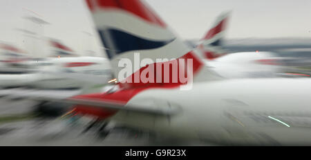 Die Heckflossen der Flugzeuge von British Airways, die am Terminal 4 des Londoner Flughafens Heathrow abgestellt wurden. Stockfoto