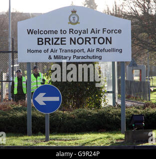 RAF Brize Norton. Schild am Eingang zum RAF Brize Norton in Oxfordshire. Stockfoto