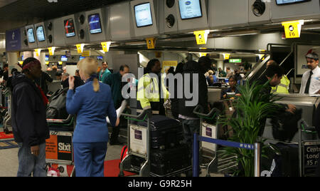 Generische Transport-PICs. Passagiere checken am Terminal 3 des Londoner Flughafens Heathrow ein. Stockfoto