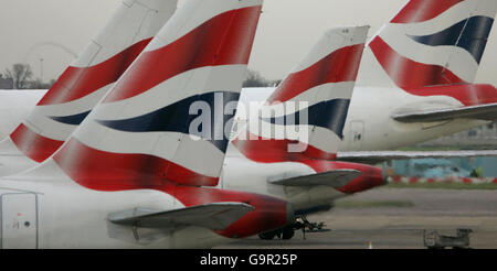 Generische Transport-PICs. Die Heckflossen der Flugzeuge von British Airways, die am Temrinal, einem der Londoner Flughäfen Heathrow, geparkt sind. Stockfoto