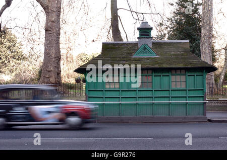 Generische Transport-PICs. Ein Londoner Taxi fährt an einem Fahrerhaus in der Londoner Knightsbridge vorbei. Stockfoto