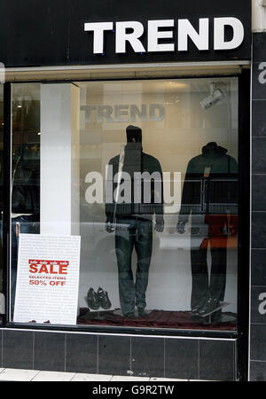 Trendshop im Stadtzentrum von Liverpool mit einer Schaufensterpuppe, die einen Hoodie trägt und mit einem Baseballschläger im Schaufenster bewaffnet ist. Stockfoto