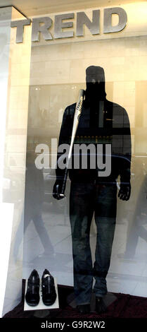 Trendshop im Stadtzentrum von Liverpool mit einer Schaufensterpuppe, die einen Hoodie trägt und mit einem Baseballschläger im Schaufenster bewaffnet ist. Stockfoto