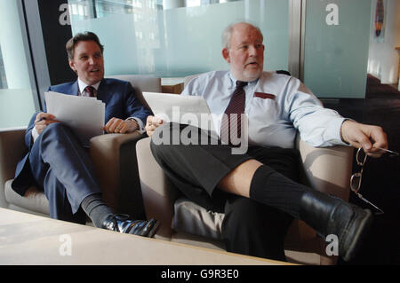 Die Kabinettsminister der Former Charles Clarke (rechts) und Alan Milburn beim Start ihrer neuen Website '20-20 Vision' im Zentrum von London. Stockfoto