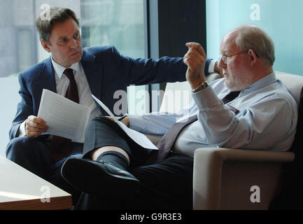 Die Kabinettsminister der Former Charles Clarke (rechts) und Alan Milburn beim Start ihrer neuen Website '20-20 Vision' im Zentrum von London. Stockfoto