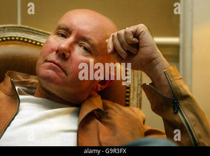 Irvine Welsh spricht über neuen Film. Der Autor Irvine Welsh spricht heute im Scotsman Hotel in Edinburgh über seinen neuen Film „Wedding Bells“. Stockfoto