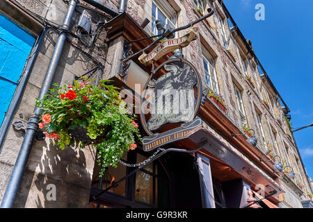 Der Grassmarket ist ein historischer Marktplatz und eine Veranstaltungsfläche in der Old Town von Edinburgh, Schottland Stockfoto